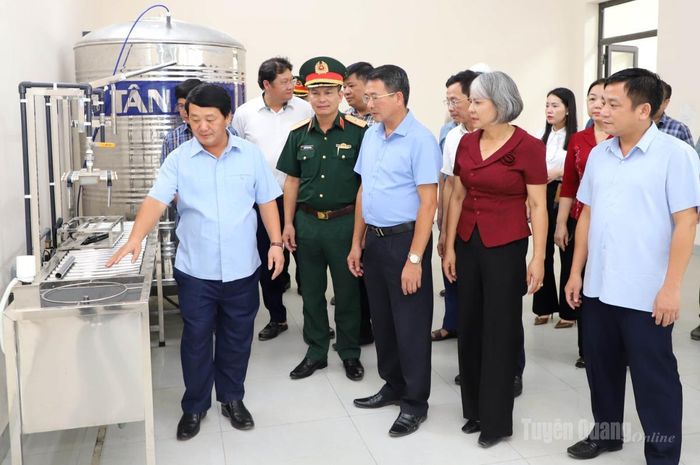 Bí thư Tỉnh ủy Hầu A Lềnh kiểm tra hệ thống lọc nước của Trường Phổ thông nội trú liên cấp Tiểu học và Trung học cơ sở Minh Tân.
