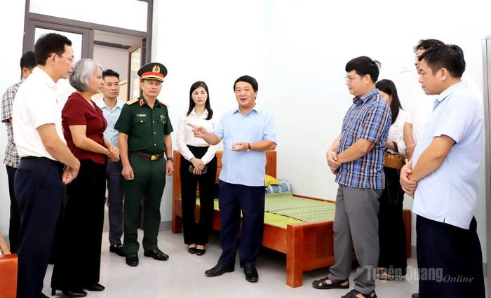 Bí thư Tỉnh ủy Hầu A Lềnh kiểm tra các điều kiện sinh hoạt của học sinh Tiểu học Trường Phổ thông nội trú liên cấp Tiểu học và Trung học cơ sở Minh Tân.
