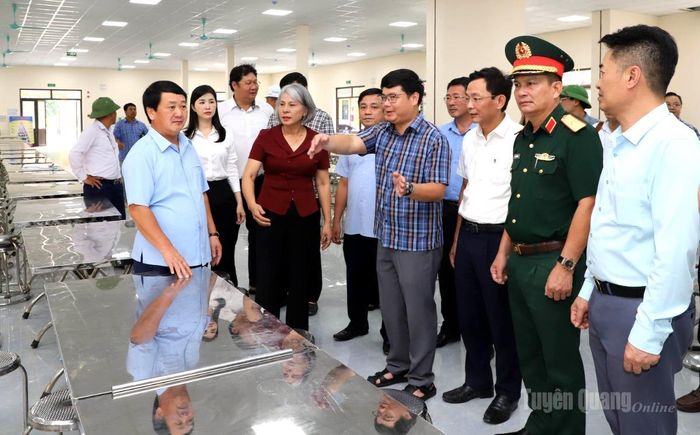 Bí thư Tỉnh ủy Hầu A Lềnh kiểm tra phòng ăn của học sinh Trường Phổ thông nội trú liên cấp Tiểu học và Trung học cơ sở Minh Tân.