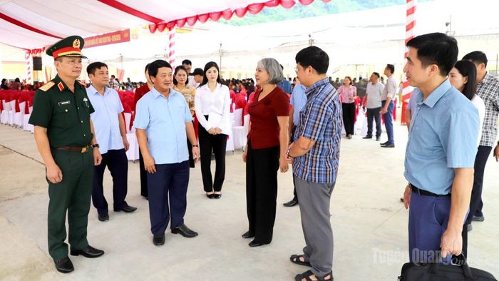 Bí thư Tỉnh ủy Hầu A Lềnh kiểm tra công tác trang trí, khánh tiết cho Lễ khai giảng năm học mới của Trường Phổ thông nội trú liên cấp Tiểu học và Trung học cơ sở Minh Tân.
