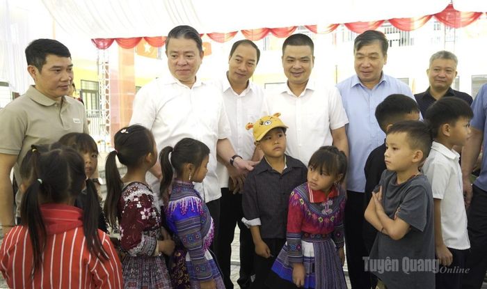 Đồng chí Trần Mạnh Lợi trò chuyện, động viên các em học sinh Trường Phổ thông nội trú Tiểu học và THCS Pà Vầy Sủ trước năm học mới.