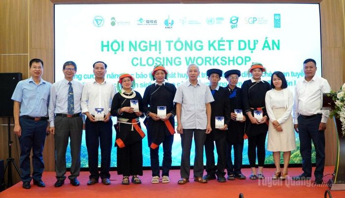 Liên hiệp các Hội Khoa học và Kỹ thuật Tuyên Quang tặng quà cho các hộ tiêu biểu của xã Cao Bồ trong triển khai dự án.
