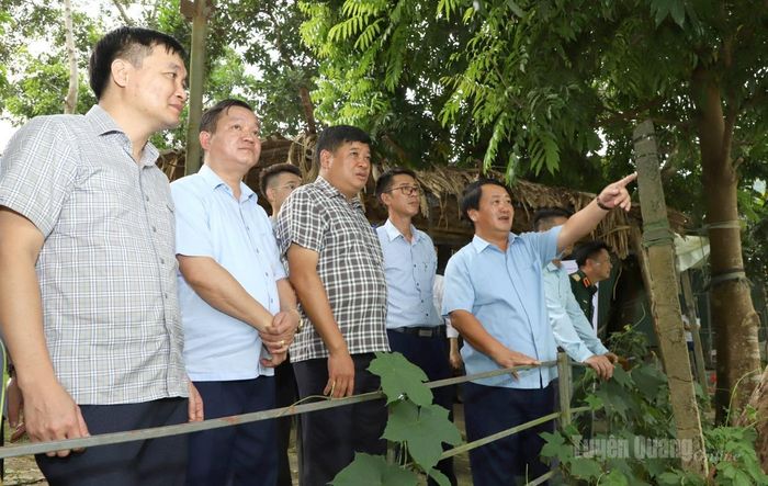 Bí thư Tỉnh ủy Hầu A Lềnh kiểm tra tình hình sạt lở bờ sông Lô thuộc khu vực phường Hà Giang 1 và xã Vị Xuyên.