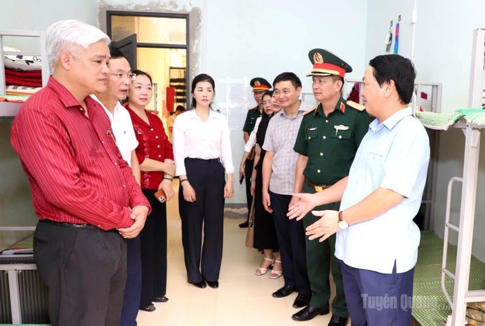 Bí thư Tỉnh ủy Hầu A Lềnh thăm nơi ở của học sinh Trường Phổ thông Dân tộc nội trú Trung học phổ thông Hà Giang.