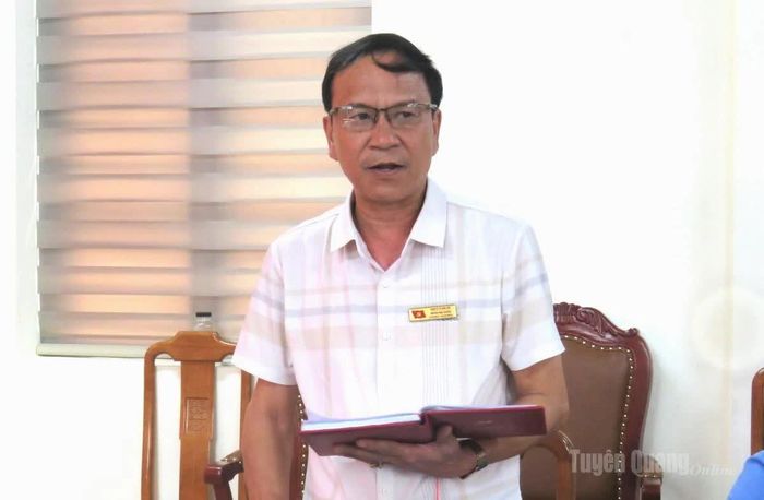 Đồng chí Nguyễn Ngọc Khuyên, Bí thư Đảng ủy, Chủ tịch HĐND xã Nấm Dẩn nêu kiến nghị về công tác cán bộ với đoàn kiểm tra, giám sát tại buổi làm việc.