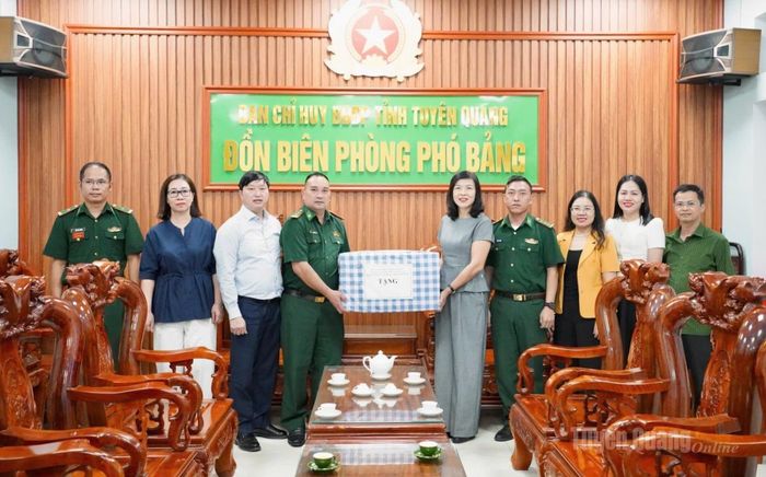 Đồng chí Phạm Thị Minh Xuân, Phó Chủ tịch HĐND tỉnh thăm, tặng quà cán bộ, chiến sĩ Đồn Biên phòng Phó Bảng.