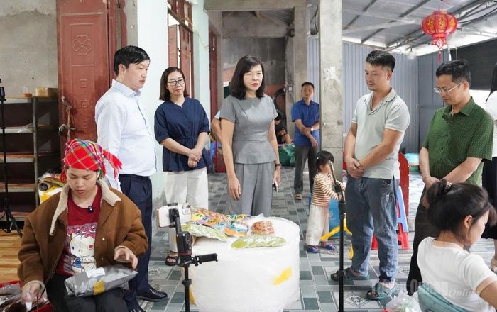 Đồng chí Phạm Thị Minh Xuân thăm xưởng sản xuất bánh đá truyền thống xã Phố Bảng.