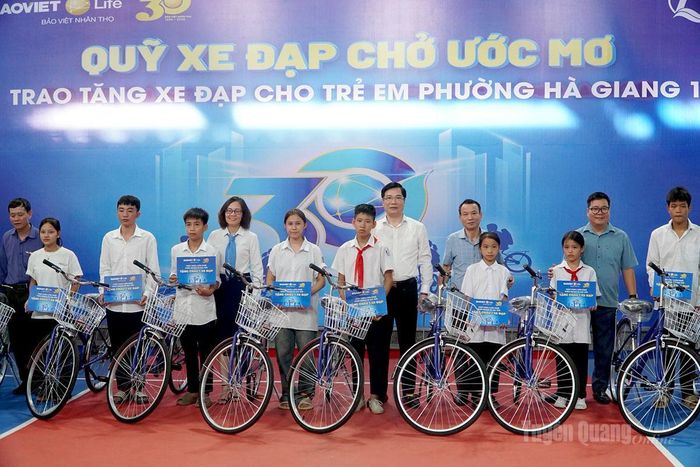 Học sinh khó khăn phường Hà Giang 1 nhận xe đạp từ nhà hảo tâm trước thềm năm học mới.