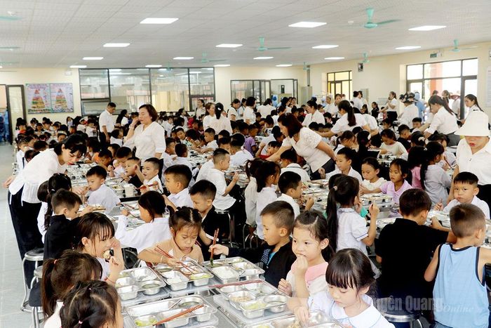 Bữa cơm chung đầu tiên tại trường nội trú mới của các em học sinh Thanh Thủy.
