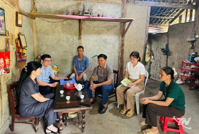Đại diện lãnh đạo Liên minh HTX tỉnh Thái Nguyên tiến hành khảo sát thực tế tại hộ cận nghèo, xã Định Hóa.