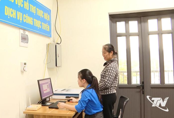 Người dân được hướng dẫn thực hiện thủ tục hành chính tại các trung tâm phục vụ hành chính công.