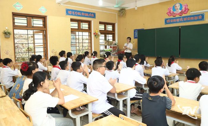 Điều kiện học tập của học sinh Trường PTDTBT Tiểu học và THCS Bành Trạch, xã Phúc Lộc ngày càng được cải thiện.
