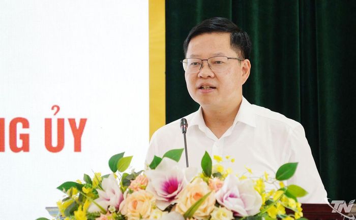 Đồng chí Đinh Quang Tuyên, Phó Bí thư Tỉnh ủy, Chủ tịch Ủy ban MTTQ Việt Nam tỉnh, phát biểu giao nhiệm vụ cho các công chức nhận quyết định.