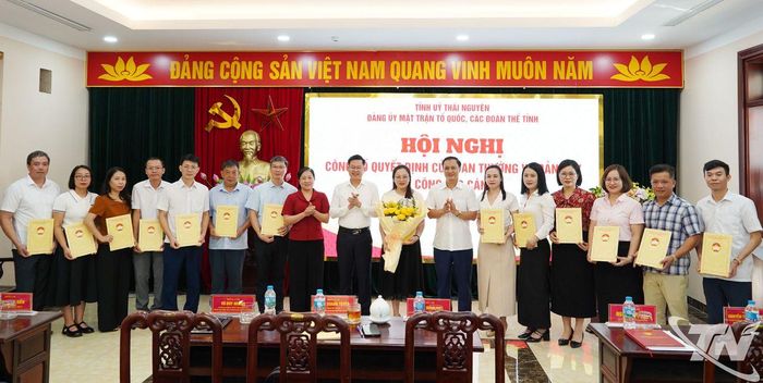 14 công chức nhận quyết định tiếp nhận, phân công nhiệm vụ.