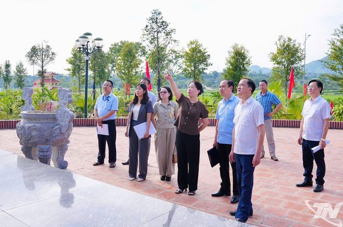 Lãnh đạo các sở, ngành tham gia khảo sát thực địa.