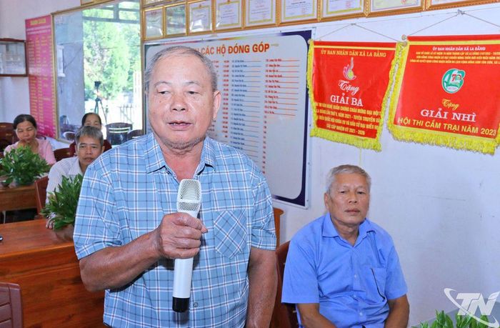 Đảng viên Chi bộ xóm Lau Sau phát biểu ý kiến.