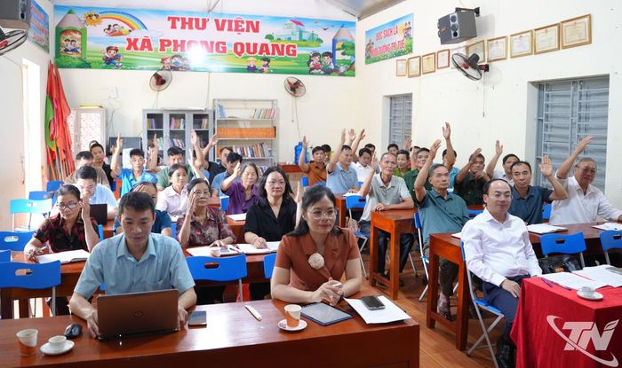 Đồng chí Nguyễn Đăng Bình dự sinh hoạt Chi bộ thôn Nà Đán, xã Phong Quang