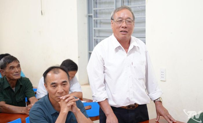 Đảng viên phát biểu ý kiến tại buổi sinh hoạt.