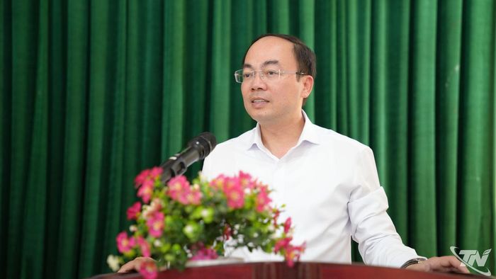 Đồng chí Nguyễn Đăng Bình phát biểu tại buổi sinh hoạt chi bộ.