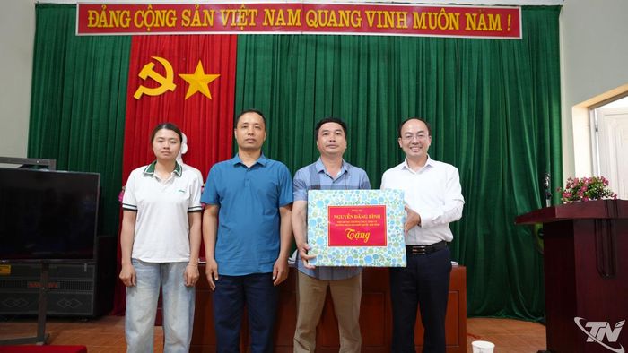 Đồng chí Nguyễn Đăng Bình dự sinh hoạt chi bộ thôn Nà Đán, xã Phong Quang