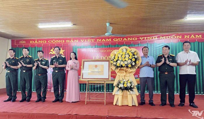 Trao Bằng xếp hạng Di tích lịch sử cấp tỉnh Nơi thành lập Đội vệ sinh phòng bệnh (17/9/1951), xã Yên Trạch.