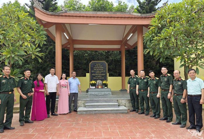 Các đại biểu tri ân tại Nhà bia Di tích.