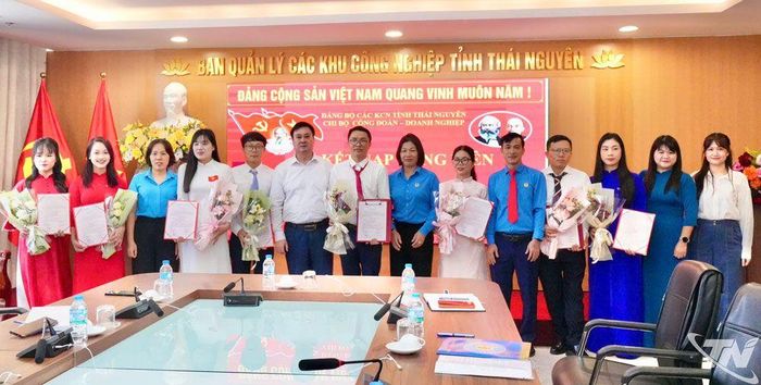 Kết nạp 8 đảng viên là công nhân, người lao động ưu tú trong các khu công nghiệp