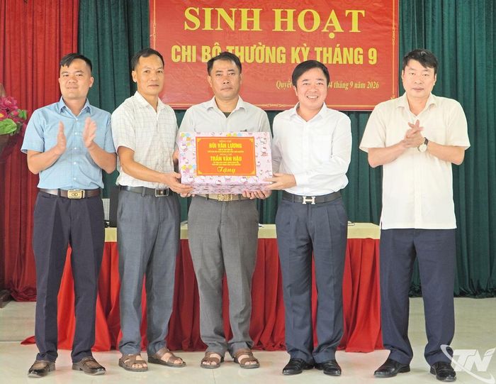 Các đồng chí lãnh đạo tỉnh tặng quà cho Chi bộ tổ dân phố Quyết Thắng.