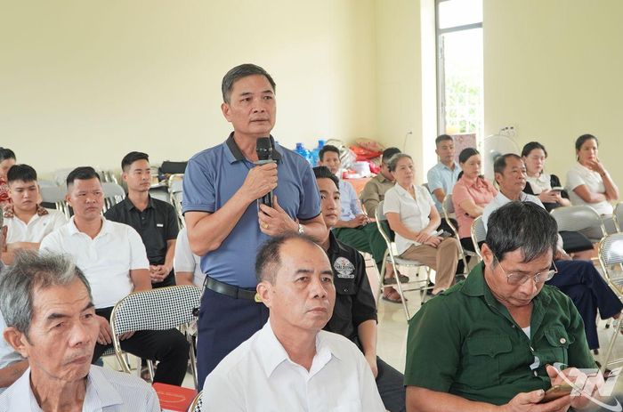 Đảng viên phát biểu ý kiến tại buổi sinh hoạt chi bộ.