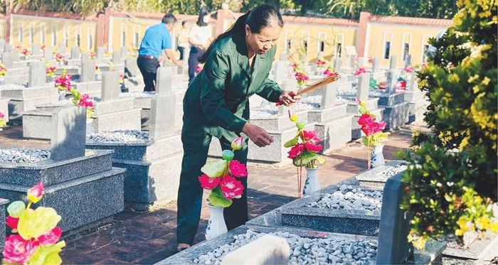 Viếng Nghĩa trang Liệt sĩ A Lưới 2. Ảnh: Châu Lê