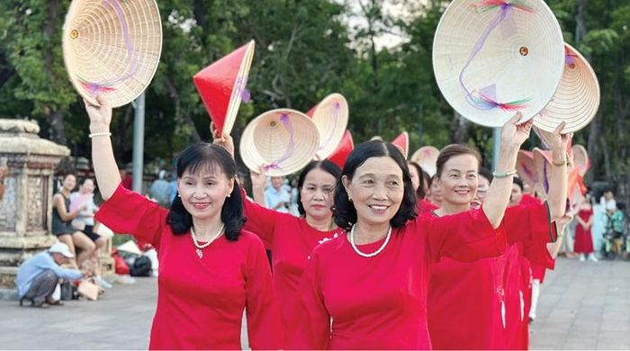 Tham gia các câu lạc bộ khiêu vũ, thể thao, vui chơi giải trí giúp mang đến niềm vui, tiếng cười và cả sức khỏe cho người cao tuổi.