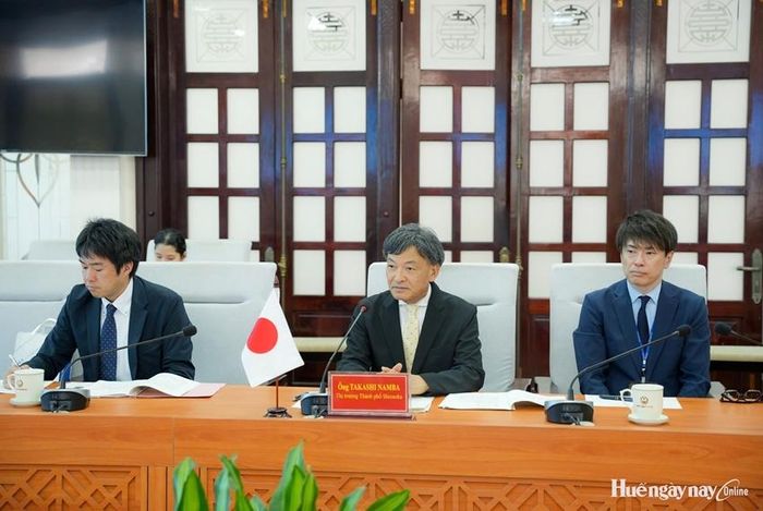 Thị trưởng TP. Shizuoka - ông Takashi Nanba phát biểu tại buổi làm việc.
