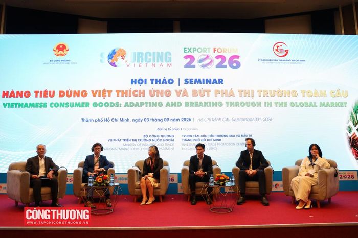 Phiên Tham luận về "Hàng tiêu dùng toàn cầu - Từ Biến động đến Cơ hội phát triển" dưới sự điều phối của ông Nguyễn Hồng Dương - Phó Vụ trưởng Vụ Phát triển thị trường nước ngoài (Bộ Công Thương)