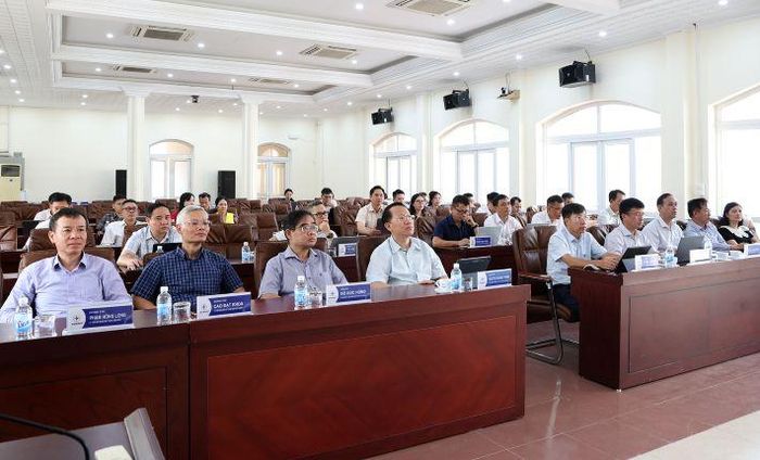 Các đồng chí lãnh đạo Đảng ủy EVNNPT cùng lãnh đạo các Chi bộ trực thuộc tham dự Hội nghị và nghe quán triệt các Nghị quyết tại Hội trường Cơ quan EVNNPT