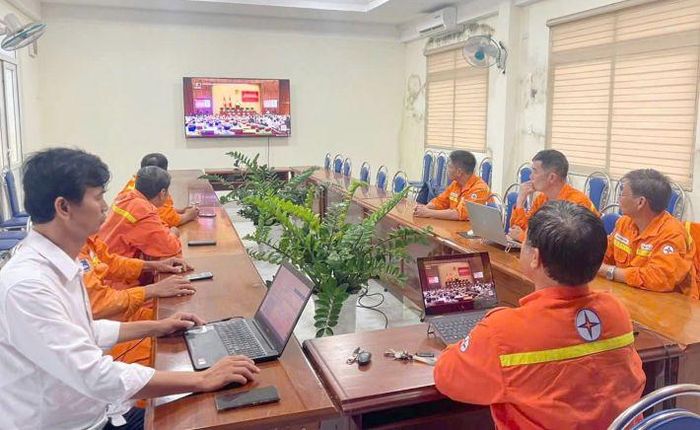 Cán bộ đảng viên thuộc Đảng ủy EVNNPT tham gia học tập Nghị quyết