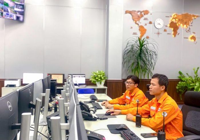 Ca vận hành tại phòng điều khiển trung tâm khởi động tổ máy H2 hòa lưới sau sửa chữa lớn, bàn giao tổ máy H2 về trạng thái sẵn sàng cho điều độ viên NSMO