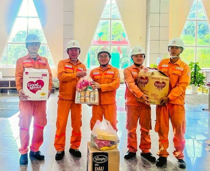 Ông Nguyễn Quang Đàm - Phó Giám đốc (thứ 2 từ trái sang) cùng BCH Công đoàn thăm hỏi, động viên Cán bộ công nhân viên, người lao động tham gia sửa chữa lớn tổ máy H2