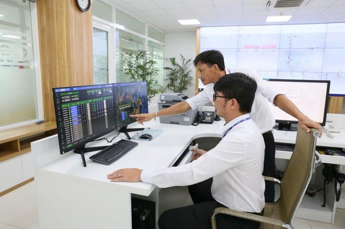   Hệ thống SCADA giúp giám sát thông số vận hành, điều khiển thiết bị từ xa và hỗ trợ xử lý nhanh các sự cố trên lưới điện. 