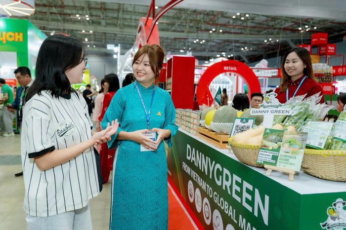 DannyGreen giới thiệu các sản phẩm nông nghiệp và thực phẩm chất lượng cao của Việt Nam tới khách tham quan.