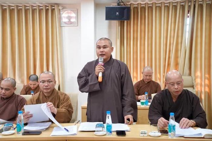 Đại đức Thích Chân Tín trình bày kế hoạch tổ chức Đại hội Đại biểu Phật giáo tỉnh Lào Cai lần thứ I 