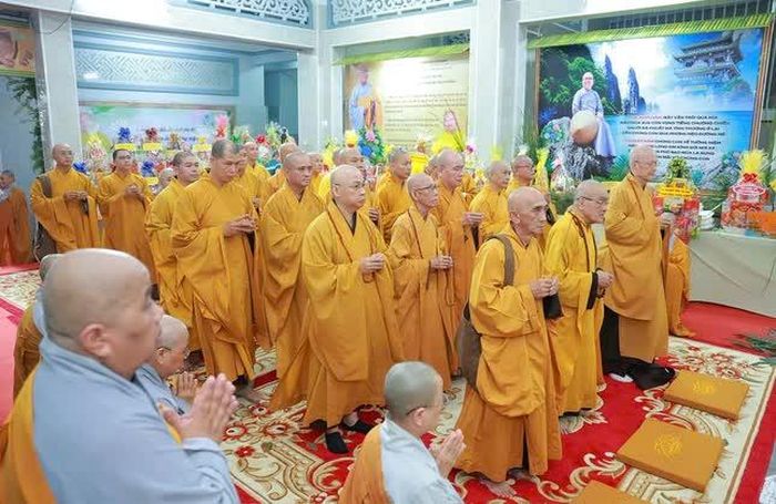 Chư tôn đức dâng hương tưởng niệm Ni trưởng Thích nữ Như Bổn