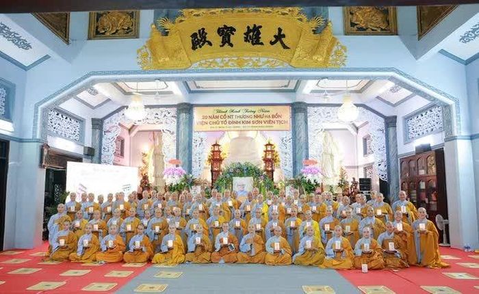 Chư Ni các thế hệ thắp hoa đăng tưởng niệm Ni trưởng viện chủ tổ đình Kim Sơn, tối ngày 3-9