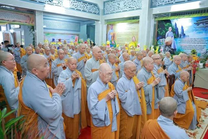 Chư Ni thành kính tưởng niệm Ni trưởng viện chủ tổ đình Kim Sơn