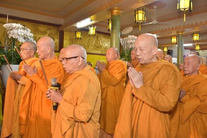 Chư tôn đức dâng hương tưởng niệm Hòa thượng Thích Giác Tuấn lần sau cuối