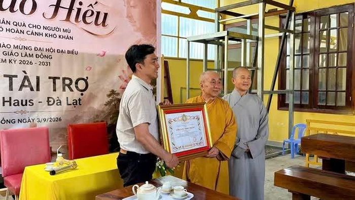 Ban Trị sự cũng trao Bằng tuyên dương công đức đến đại diện đơn vị đồng hành