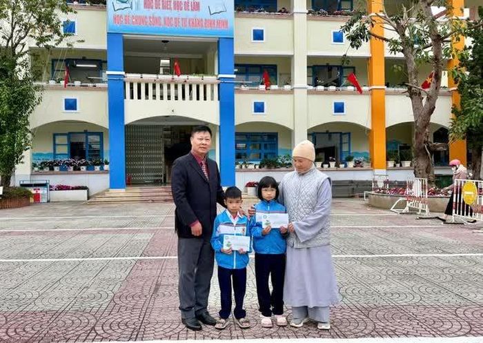Ni sư Thích nữ Hạnh Nhẫn trao quà cho học sinh