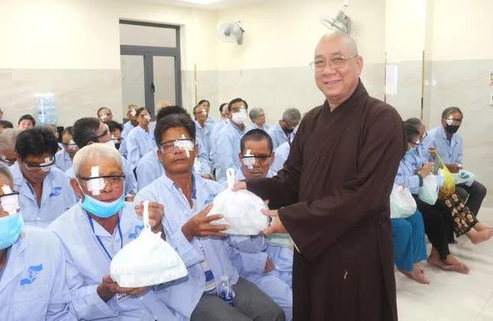 100 ca phẫu thuật mắt được tài trợ hoàn toàn chi phí