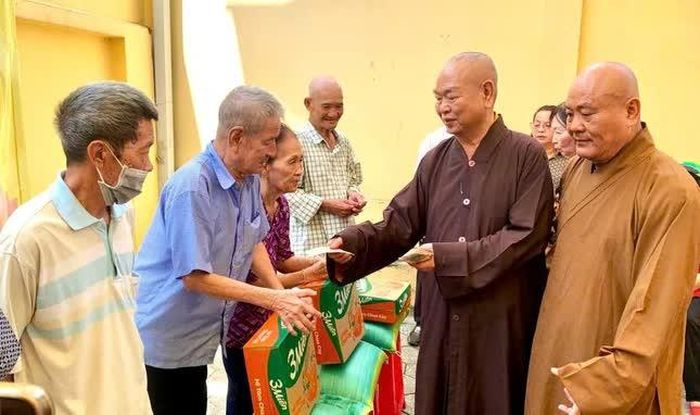 Trao quà đến người dân có hoàn cảnh khó khăn trên địa bàn các phường: Phú Định, Chánh Hưng, Bình Đông