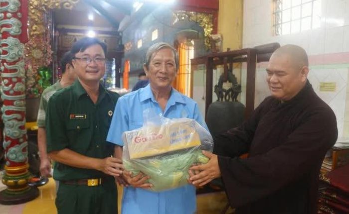 Chia sẻ yêu thương