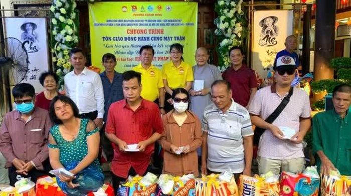 Tịnh thất Pháp Thủy trao quà đến người khiếm thị